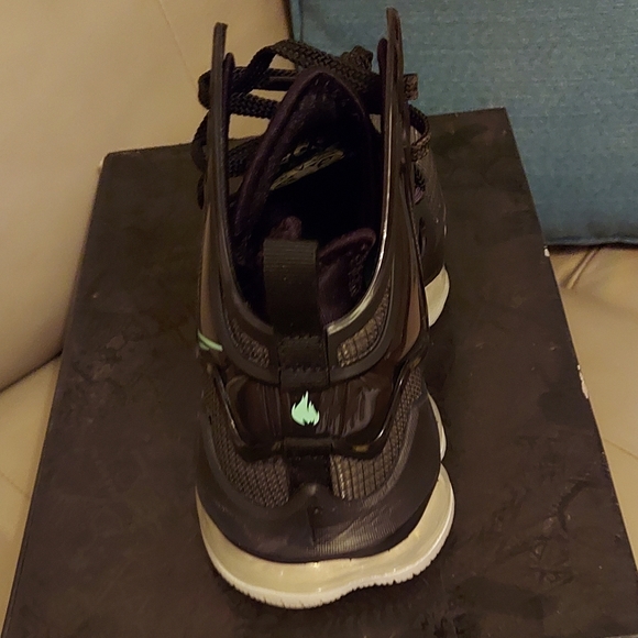 LeBron James Tennis Shoes - Picture 2 of 4